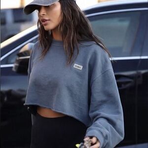 NWT 🆕 Joah Brown | Women's Blue Cropped
Sweatshirt Small / Medium Washed Blue